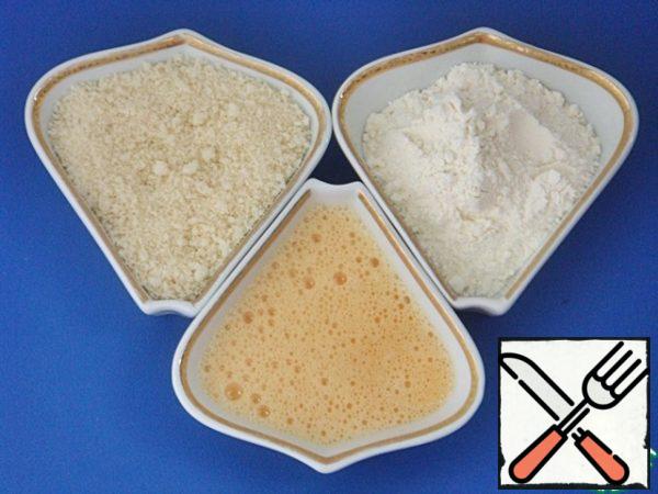 In order for the crust to turn out crispy, it is necessary to use Panko breadcrumbs. The link to their recipe is at the very bottom of this recipe. With ordinary breadcrumbs, the crust will turn out soft, and the result will be completely different.
Prepare three containers for breading. In the first pour flour. In the second pour a lightly beaten egg. In the third, pour Panko breadcrumbs mixed with salt.