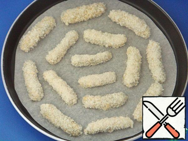 Cut the pickled cucumbers lengthwise into three pieces.