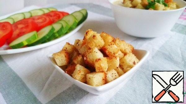 Next, we put the pan on a large fire and wait for the crackers to "crack". After that, we slightly reduce the heat, stir for another 2-3 minutes, try whether they are crispy enough, and remove from the heat or stir for a minute or two - everything!