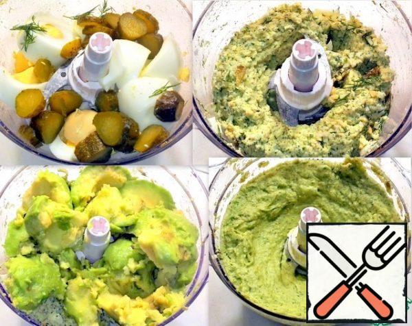 Chopped eggs, cucumbers, dill, garlic
and crushed in a chopper. I added
peeled and sliced avocado, which I
sprinkled with freshly squeezed lemon juice
so that the spread would not darken. I poured salt
and crushed everything together.