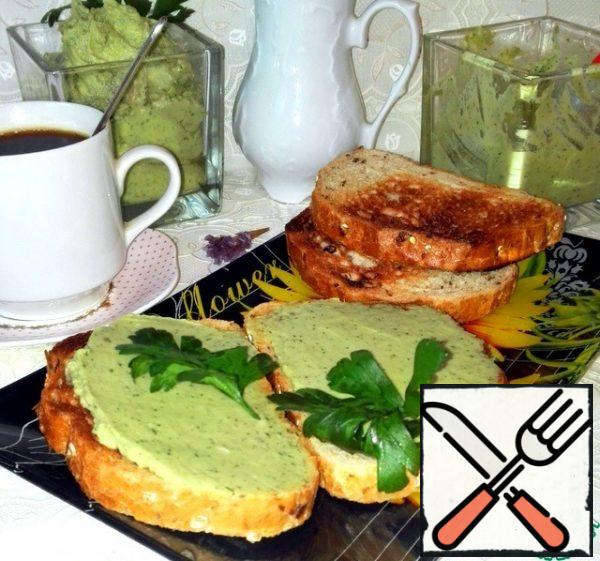 I put the pate-spread in two containers.
The bread was dried in a toaster and spread with
pate.