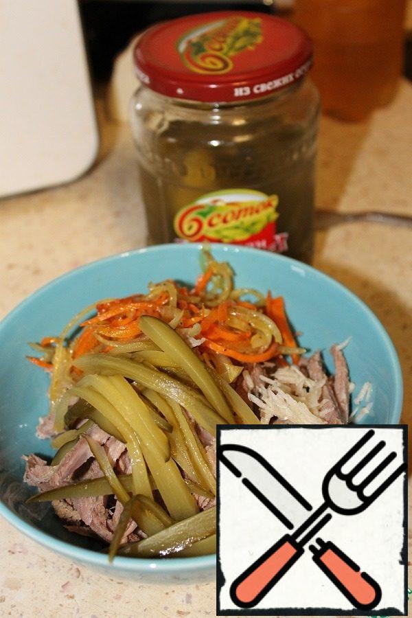 To the meat, add the fried vegetables, garlic grated on a fine grater and cucumbers, also cut into strips. For the dressing, mix mayonnaise and mustard, if necessary, add salt. Let the salad cool in the refrigerator before serving.
