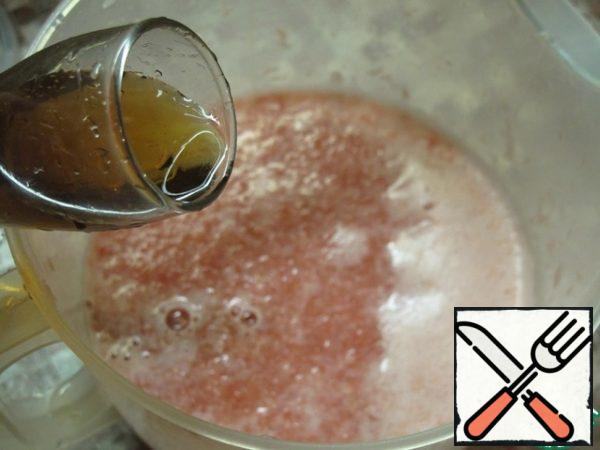 Add the dessert wine. Heat the gelatin slightly to a liquid state, add to the grapefruit puree and beat lightly with a whisk. Remove the resulting film.