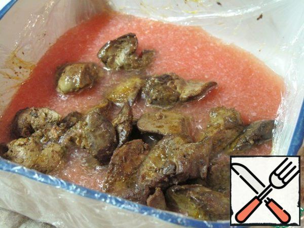 The form is lined with cling film, pour out parts of the grapefruit mixture, lay out the liver, and pour the rest of the grapefruit.