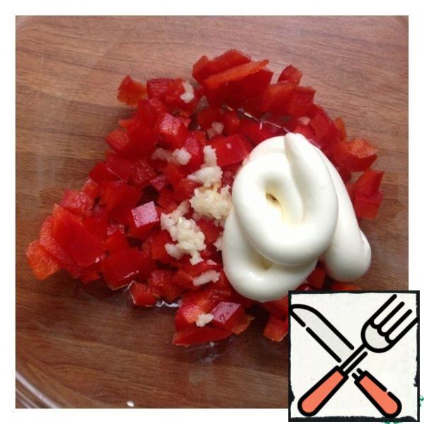 Cut the pepper into a small cube, pass the garlic through the press. Add the mayonnaise.