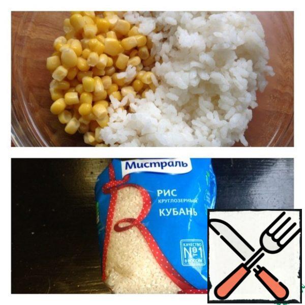 Pre-boil the rice (according to the instructions on the package) and cool. Add the rice and corn to the pepper.