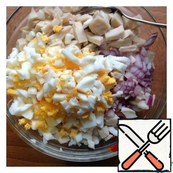 Chop the onion very finely and add it to the salad.
Drain the excess liquid from the squid and cut into a small cube, just like the eggs.
Mix the salad.
You can serve the salad in a common salad bowl, or you can serve it in portioned cremans or, alternatively, in small buns.