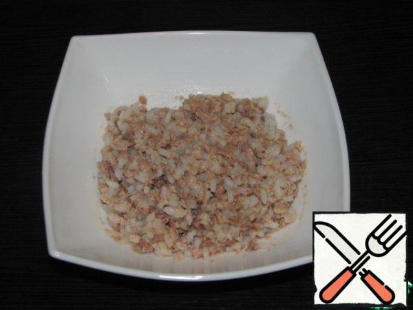 Drain the oil from the cod liver and mix with the rice.