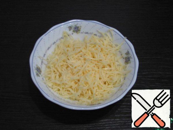 Grate the cheese on a fine grater.
Drain the liquid from the canned peas.
