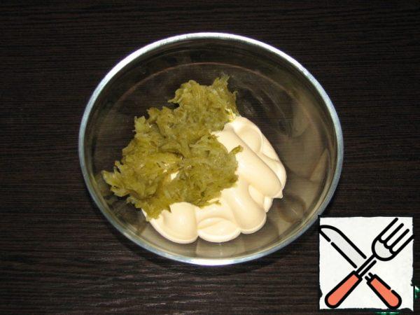 Prepare the sauce.
Marinated cucumbers grate on a fine grater, lightly squeeze, mix with mayonnaise.
If desired, you can mix mayonnaise with sour cream.