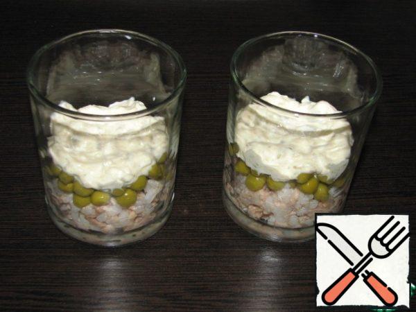 In a serving dish, spread the salad in layers:
- mass of rice with liver;
- polka dots;
- sauce;
- eggs;
- sauce;
- cheese.
Before serving, cool and let stand for 20 minutes.