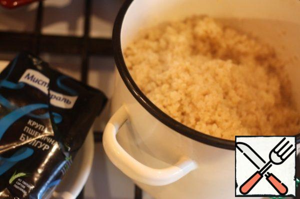 Boil the bulgur in salted water in a ratio of 1: 2 until tender (the liquid should be completely absorbed).