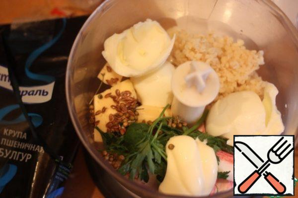 Put all the ingredients in the bowl of a blender and grind them into a homogeneous mass.