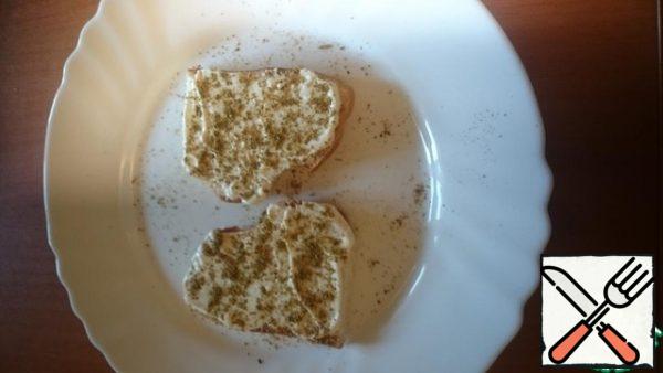 Loaf cut not thick! we lubricate our loaf with mayonnaise, abundantly (I tried sour cream, I did not like it with it), also sprinkle hops-suneli abundantly..