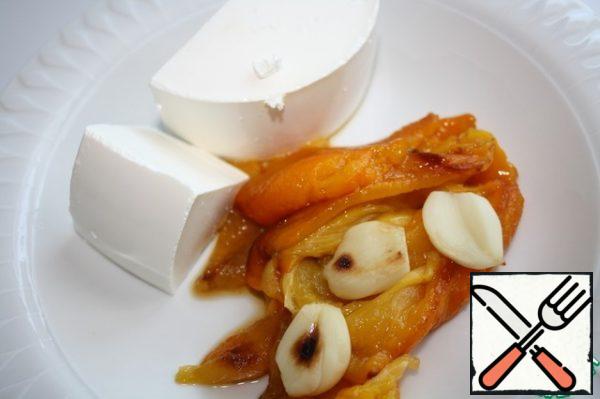 Peel the peppers from the seeds and skins
and the garlic from the husks.