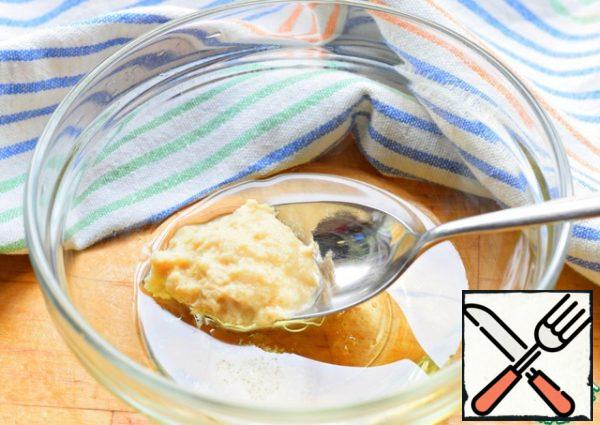 Mix the vegetable oil with a pinch of sugar and a tablespoon of horseradish. Pour the salad with the resulting dressing, mix gently.