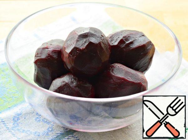 Prepare beets in a convenient way for you: bake in the oven or boil. (the weight of already boiled and peeled vegetables is given) .