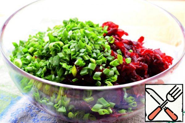 Put the beets in a deep salad bowl, add the chopped green onions.