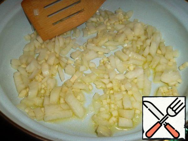Mussels are thawed and thoroughly washed (if necessary - cleaned). Onions and garlic are cleaned and cut into small cubes. Greens finely chop… In a saucepan, fry the onion and garlic. On olive oil to "glass", well, or to a very light"golden"..