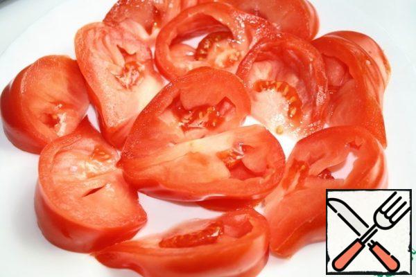 Cut the tomatoes into slices and place on a platter.
Chop the green onions and sprinkle them on top of the tomatoes.
Finely chop the garlic.
Fry the sesame seeds in a dry pan or in the microwave.