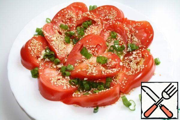The resulting dressing is evenly poured on top of the salad and can be served to the table.