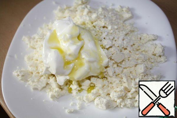 Crumble the cheese and mix with sour cream and half a teaspoon of butter.
Make small balls.
For dressing, mix soy sauce, oil and lemon juice.