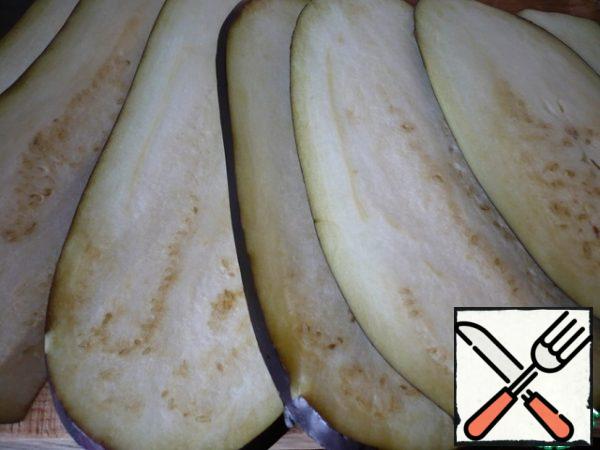 Cut the eggplant into thin slices.
Then brush the slices with vegetable oil.