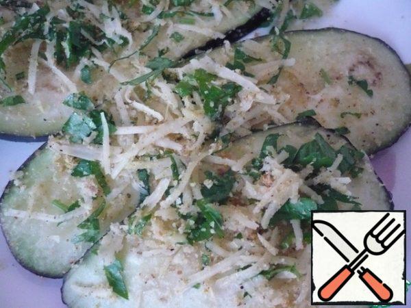 Roll the eggplant in the prepared breadcrumbs on both sides.
