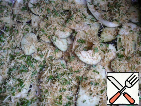 Transfer the eggplants to a baking sheet lined with baking paper. Put the remaining breadcrumbs on each slice of eggplant, if desired, you can sprinkle a little grated cheese. Drizzle a little oil and bake the eggplant in the oven at 200 degrees, about 30 minutes.