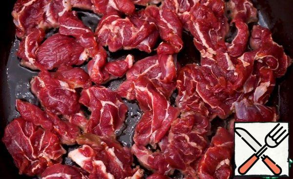 In a well-heated frying pan, fry the beef for 10-12 minutes (depending on the thickness of the slices). For roasting, I use 1 tbsp vegetable oil.