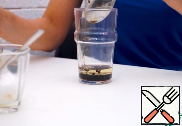Mix the vegetable oil with balsamic vinegar, sugar and soy sauce until a homogeneous emulsion is formed. The amount of ingredients in the sauce can be adjusted to your taste.