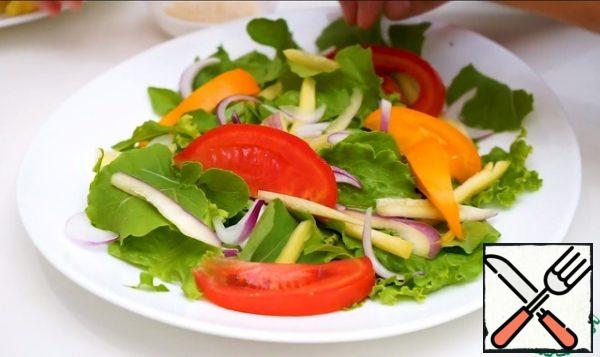 Pick the leaves, put the meat and vegetables, mix everything, pour the sauce and you're done. You can sprinkle with sesame seeds if desired.