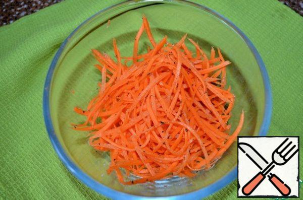 Carrots wash, peel, grate on a "Korean" grater.
Season with salt, add vinegar, a little sugar and black pepper.
Stir, lightly rubbing. Set aside.
Hard-boiled eggs.