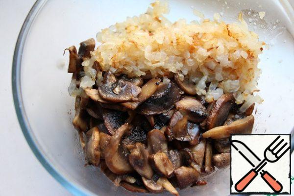 1. On separate pans! fry the mushrooms, cut into slices and onions, cut into small cubes.
2. The mushrooms and onions to whip immersion blender.
