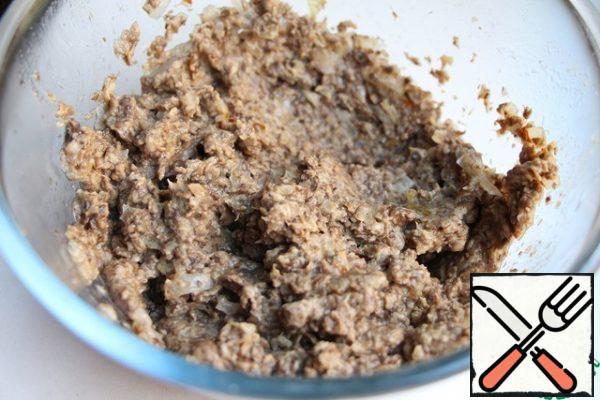 3. Add the parmesan, grated on a fine grater, sour cream, salt and seasonings. Everything is ready!