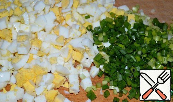 Cut the eggs into cubes, chop the onion.