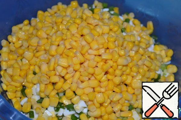 Drain the liquid from the corn.
Combine all the ingredients in a salad bowl, add salt, season with mayonnaise and mix.
Cool down.