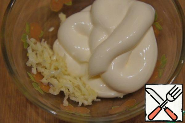 Garlic grate on a fine grater or pass through a press, add mayonnaise and mix.