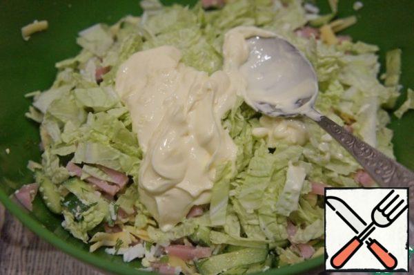 Season the salad with a small amount of sauce and mix gently. The sauce should only slightly envelop the products.