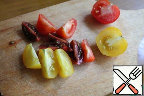 Wash, dry the cherry, cut depending on the size into 2-4 parts.