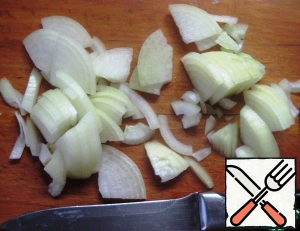 Chop the onion, heat the vegetable oil in a frying pan and send the onion to fry.