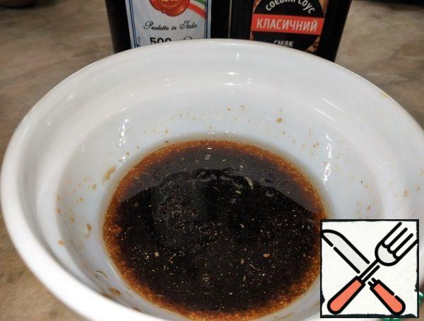 Make the dressing:
mix the oil, soy sauce and balsamic vinegar.