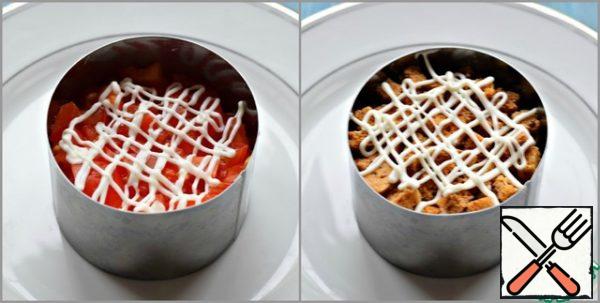 Next, a layer of tomatoes, mayonnaise.
Layer of crackers, mayonnaise.