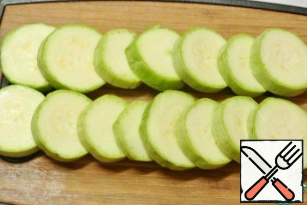 Cut the zucchini into small circles.