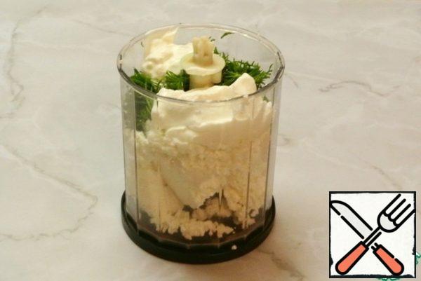 Prepare cottage cheese dip sauce. Add sour cream, garlic, passed through the press, finely chopped dill to the cottage cheese. Add salt and ground paprika.