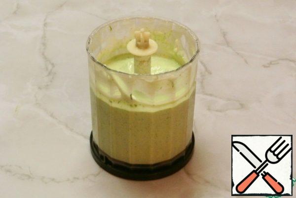 Punch with a blender until smooth. If the mass is too thick, then you can also add sour cream.