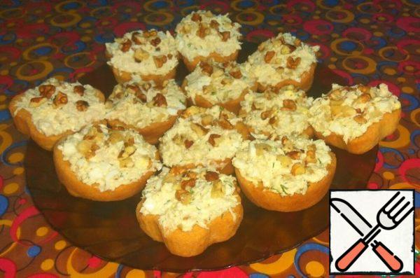In the cooled tartlets, spread out the finished salad, sprinkle with finely chopped nuts.
From the specified number of ingredients, I got 15 tartlets.