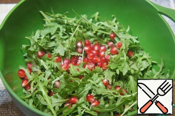 Pick arugula in easy-to-eat pieces or leave it as it is. Put in a deep bowl, add the pomegranate seeds. Part to leave for decoration.