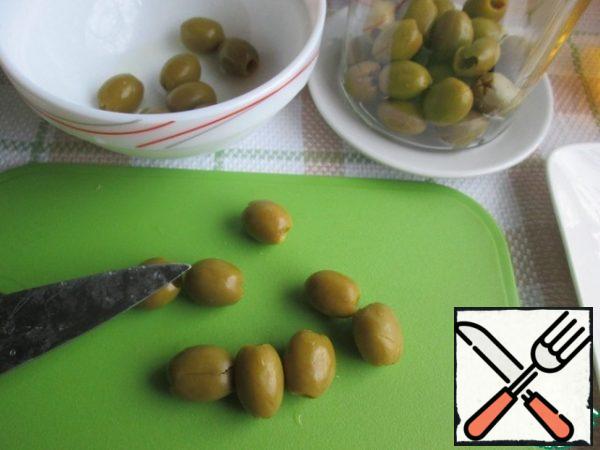 Before placing the olives in the jar, lightly press down with a knife so that they crack, this will improve the impregnation and speed up the pickling.