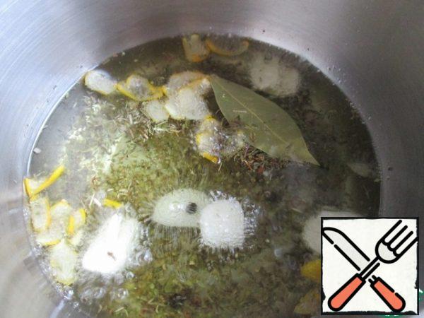 In a saucepan, pour the oil, add the dried herbs, lemon zest, bay leaf and chopped garlic. Bring to a boil over low heat and immediately remove from heat.